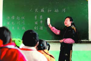　▲孙影在鞍山小学上课。　　深圳商报记者 范国瑞 摄