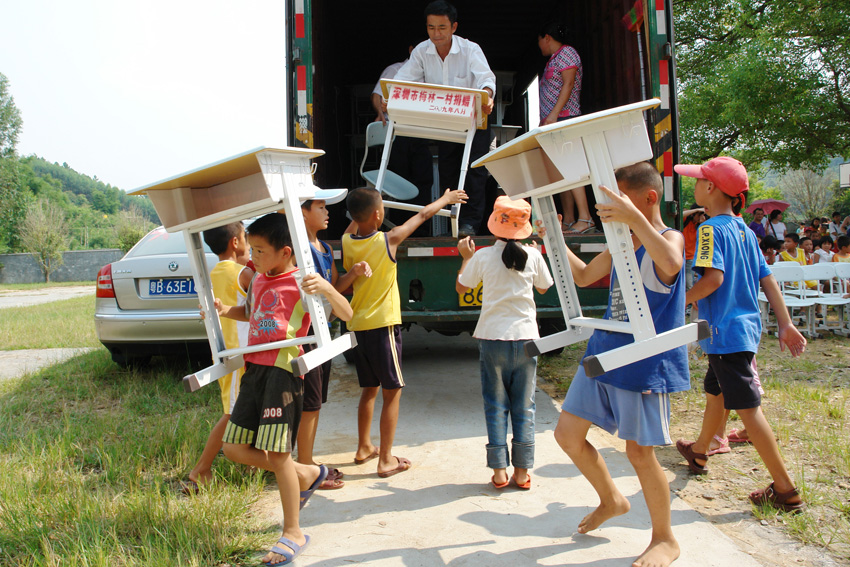 2009年8月，梅林一村将河源榄溪小学定为爱心助学点，每年以不同的方式进行资助，01.jpg