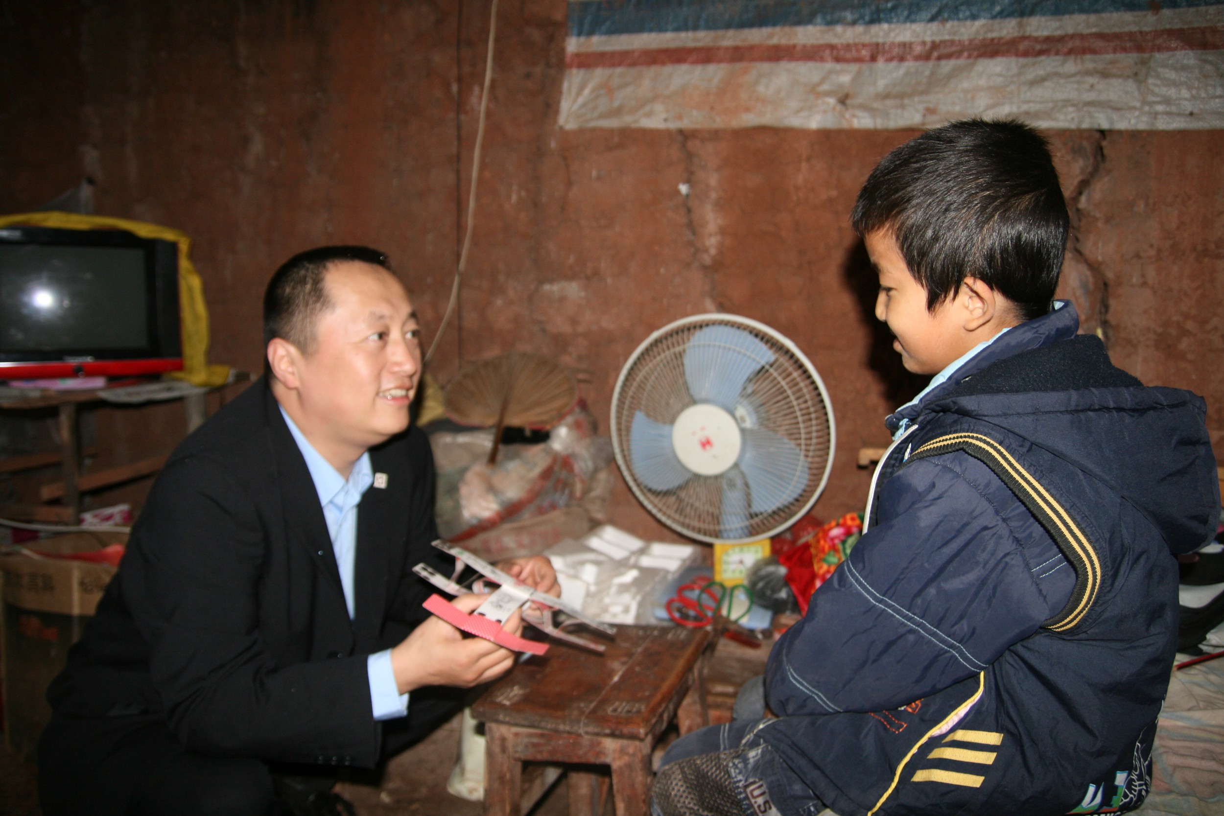 爱佑童心，万科总裁郁亮和四川先心病儿童刘洪银.jpg