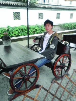大学生救人后感觉骄傲 发微博“自我表扬”