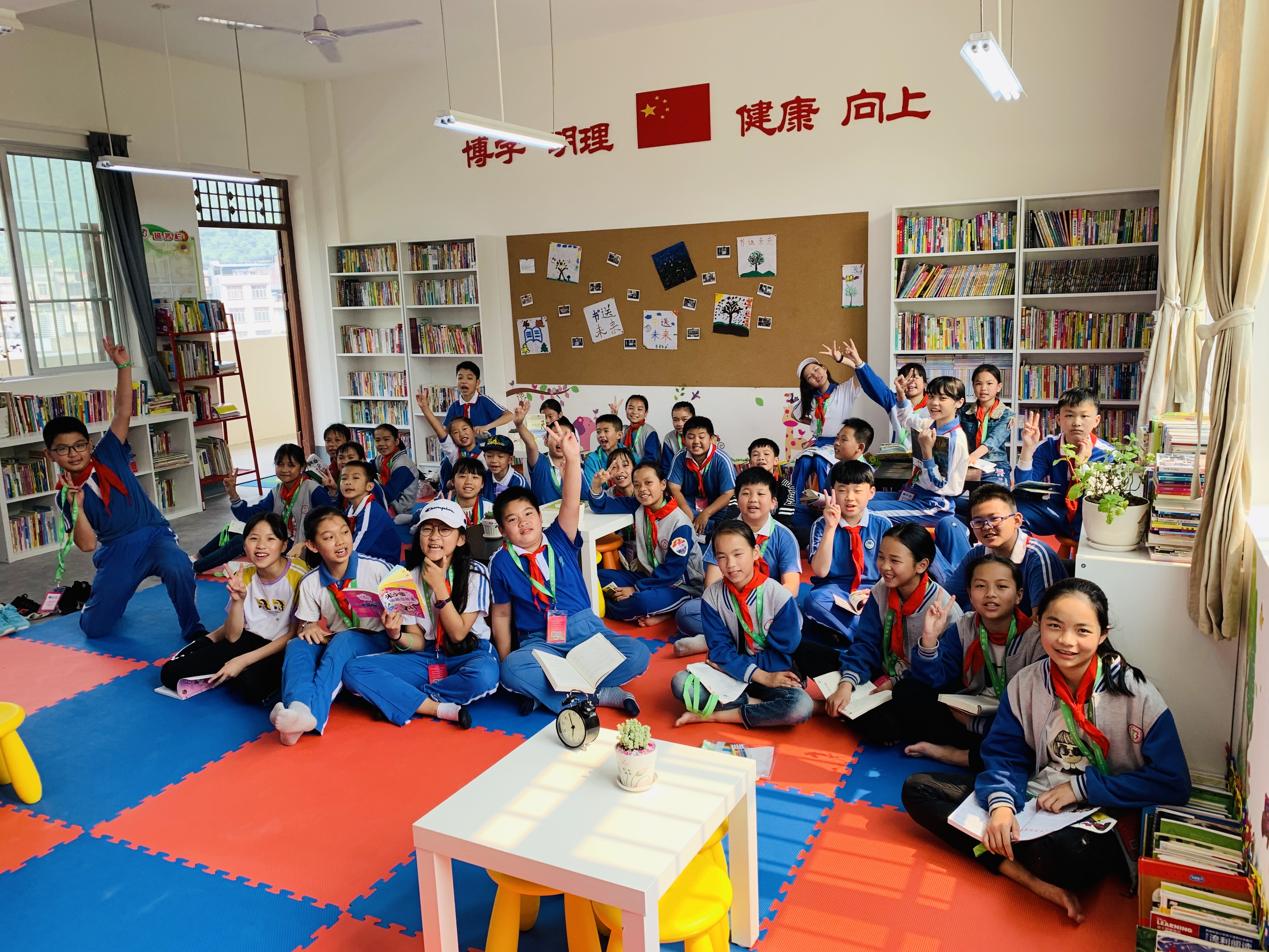 2019年4月西丽小学师生39人携7000余本图书赴田阳县巴别乡中心小学，打造“书送未来”阅读共享空间，助力帮扶地区学生提升阅读水平.jpg