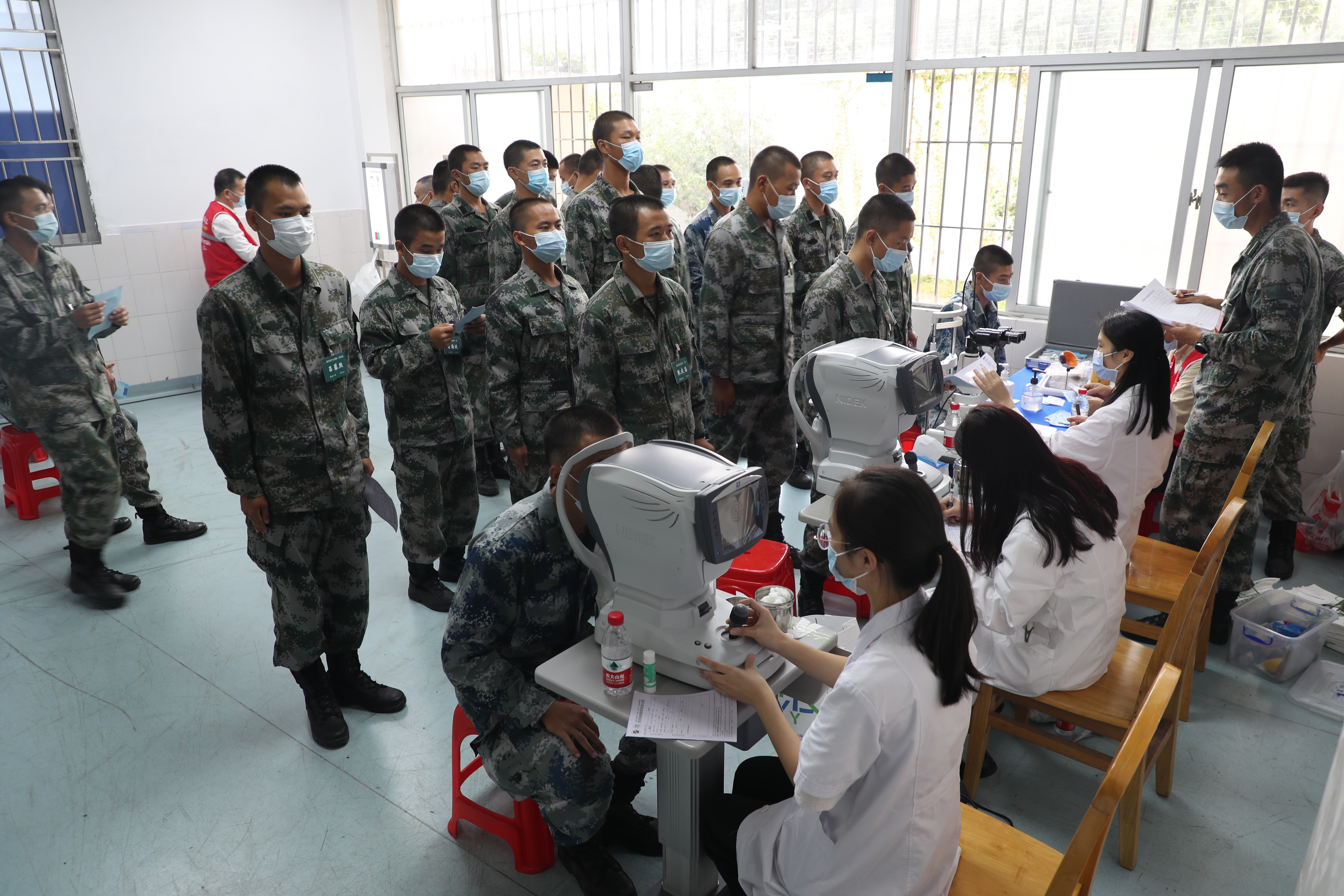 20211027驻深部队营区新兵眼健康筛查.jpg