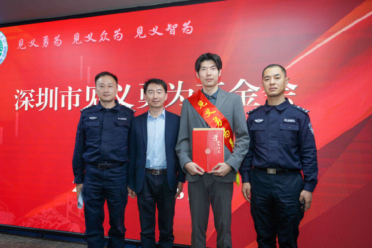 “黄金4分钟”闪闪发光！众人合力救助晕倒市民（图说：参与急救的王卓正获评“见义勇为勇士”称号）.jpg