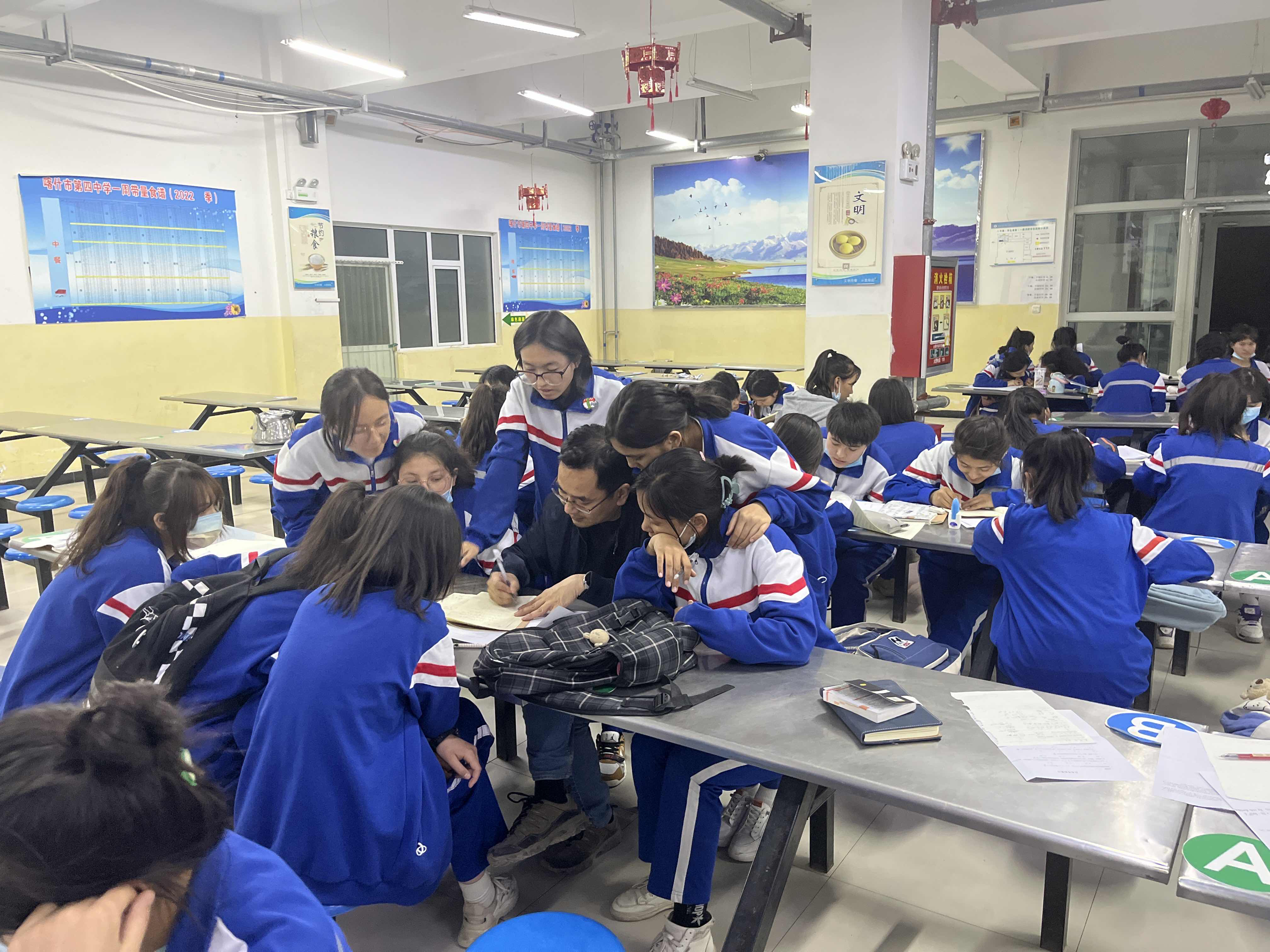 “教科书式”避险！深圳援疆教师地震中守护学生安全（图为：深圳援疆教师刘强正在教导地震中守护的学生）.png