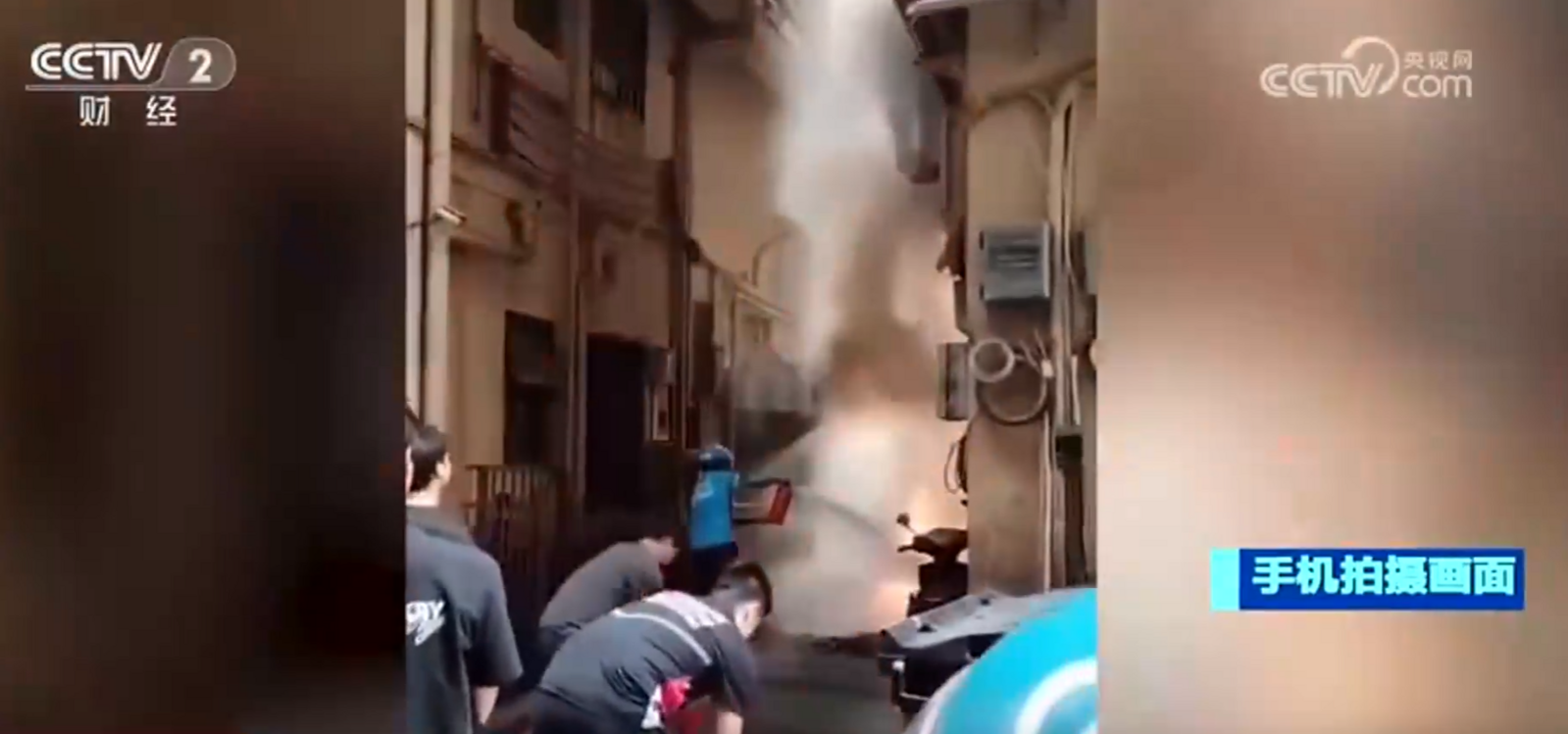 “骑士”变“战士”!数名外卖小哥逆行而上“顺手”灭火.png “骑士”变“战士”!数名外卖小哥逆行而上“顺手”灭火.png