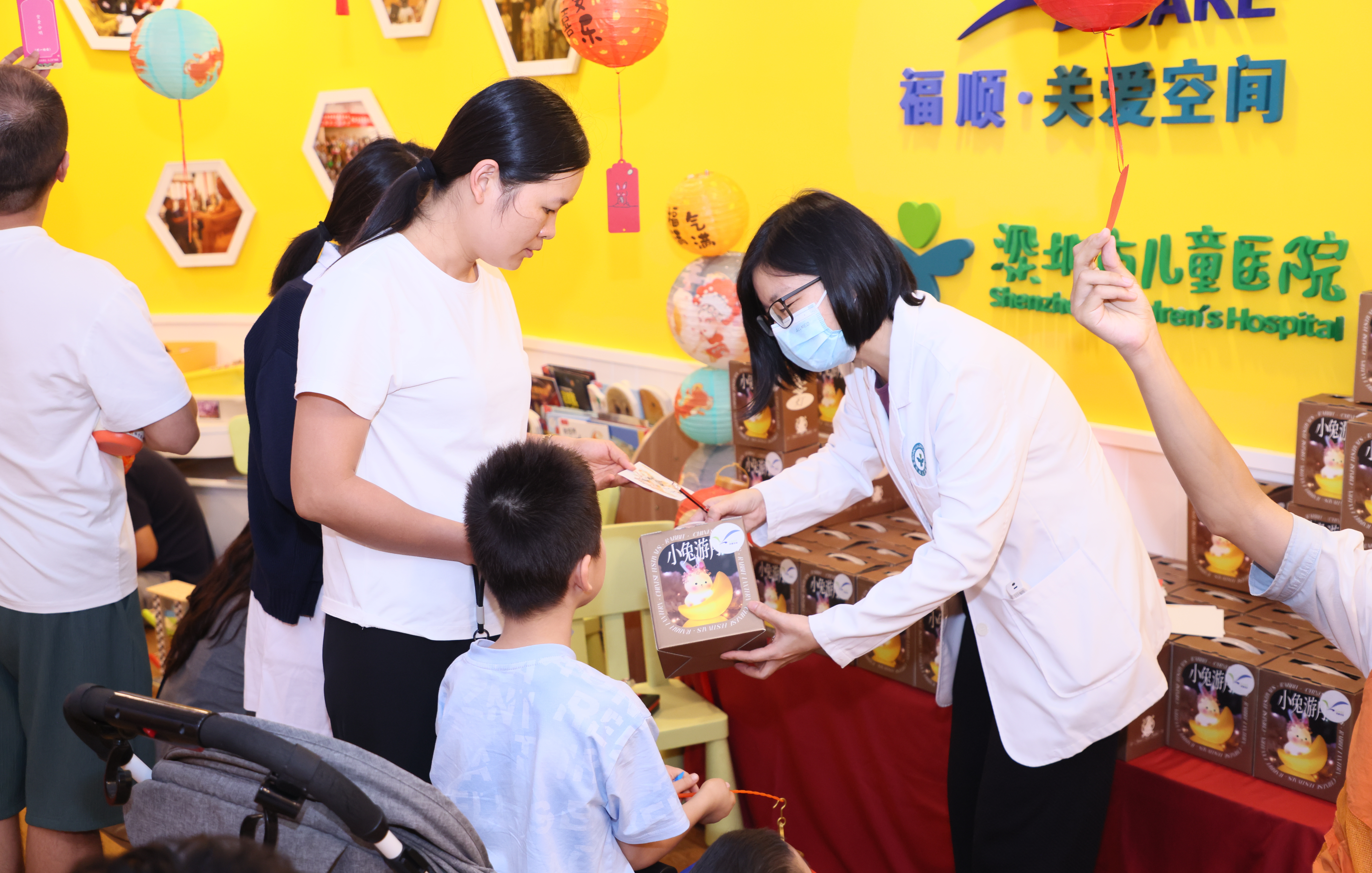 医患共度温暖中秋,深圳市儿童医院·Vcare关爱空间举行中秋主题活动